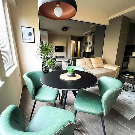 2-bedroom Luxe With Free Parking By He-ra Apartment