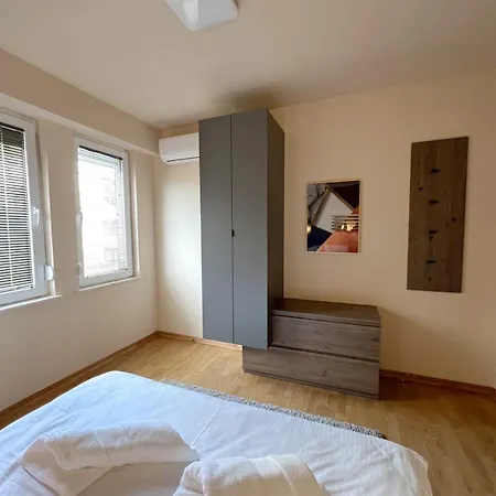 2-bedroom Luxe With Free Parking By He-ra Apartment *