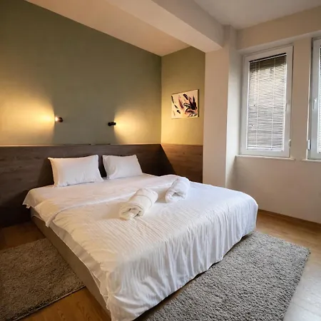 2-bedroom Luxe With Free Parking By He-ra * Escópia